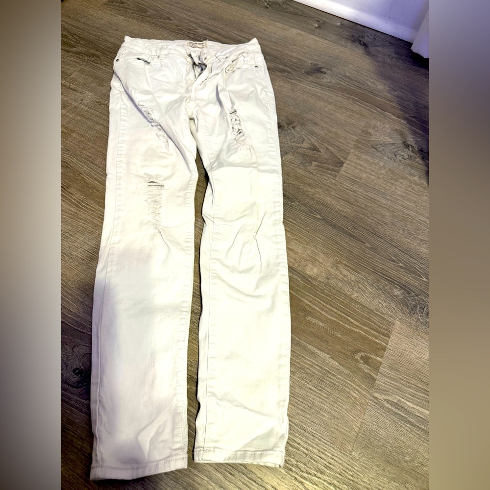 These are a pair of white skinny jeans by Encore Jeans, size 9 USA.
